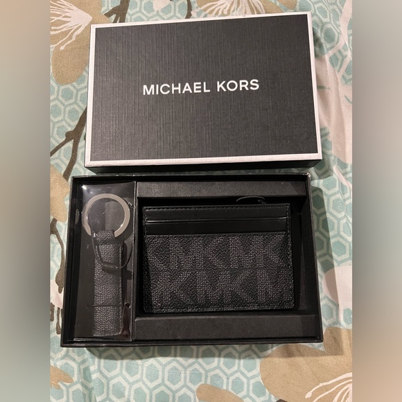 Michael Kors cardholder and a key charm gift set - Picture 4 of 11